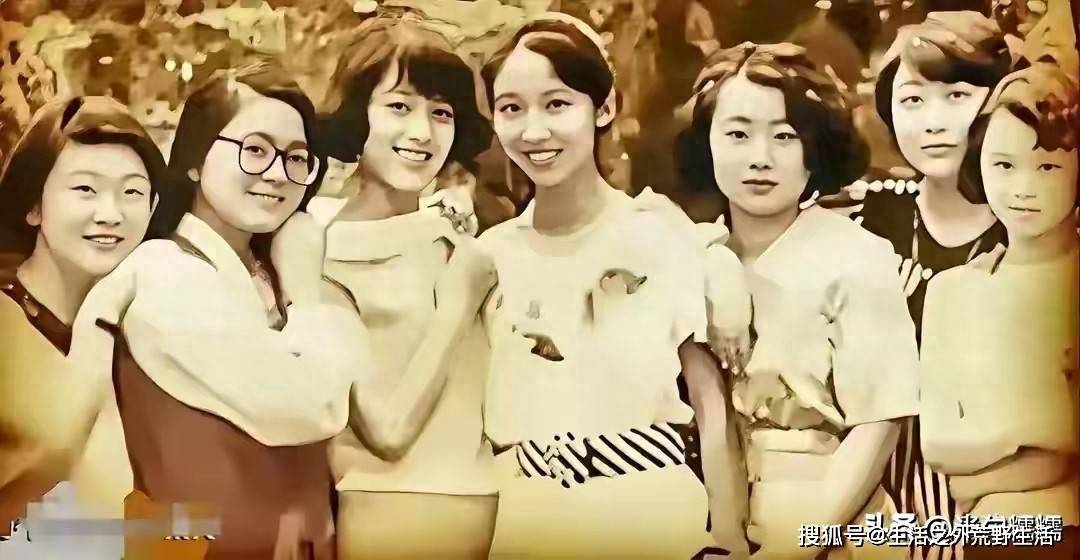 bob官网-九十年代南大合影火了,一眼认出华春莹,学霸气质藏不住